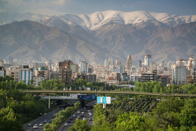 Teherán az Alborz-hegység ölelésében, Irán.